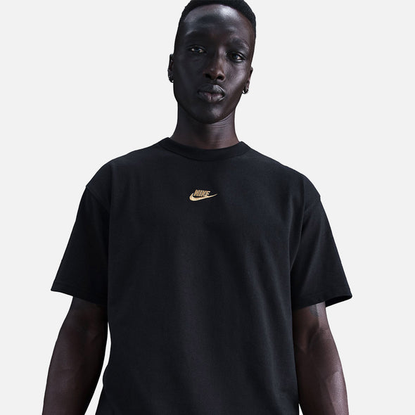 NIKE Premium Essentials Tee - Black/Gold
