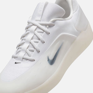 NIKE SB Zoom Nyjah 4 - White/Black