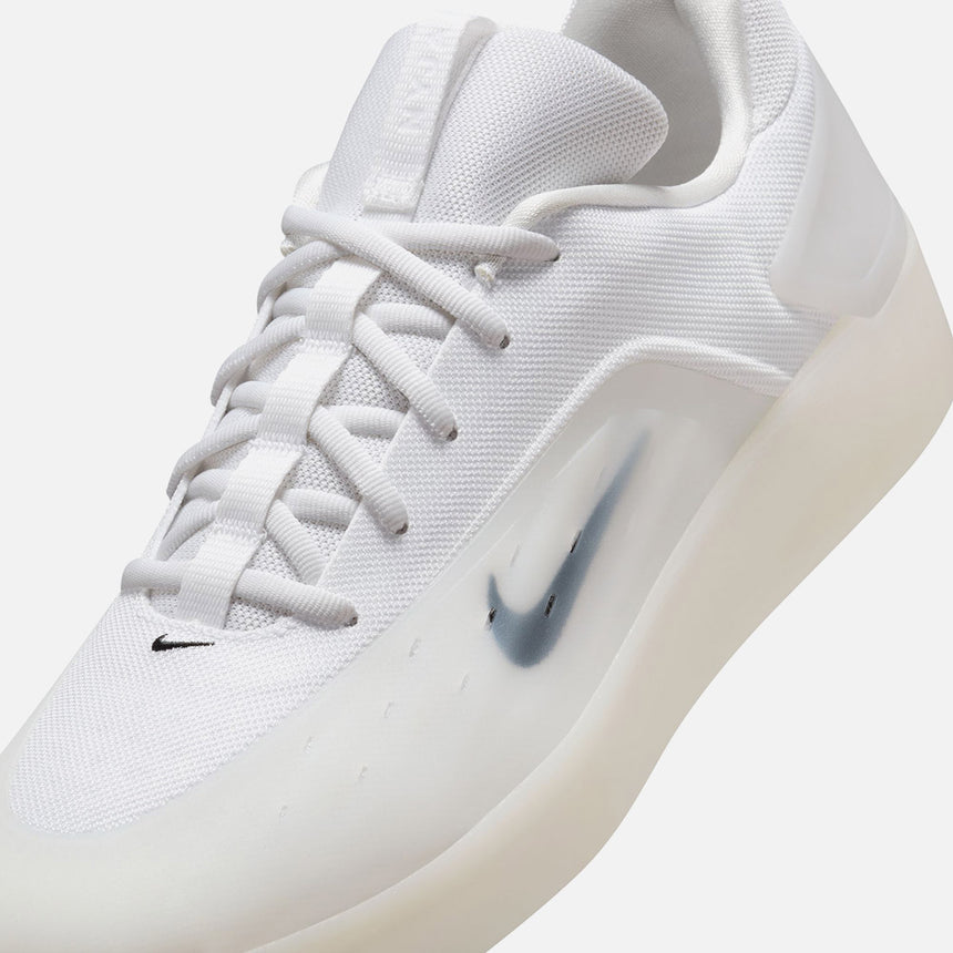 NIKE SB Zoom Nyjah 4 - White/Black