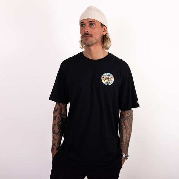 VOLCOM X QUEST Chairlift Tee - Black