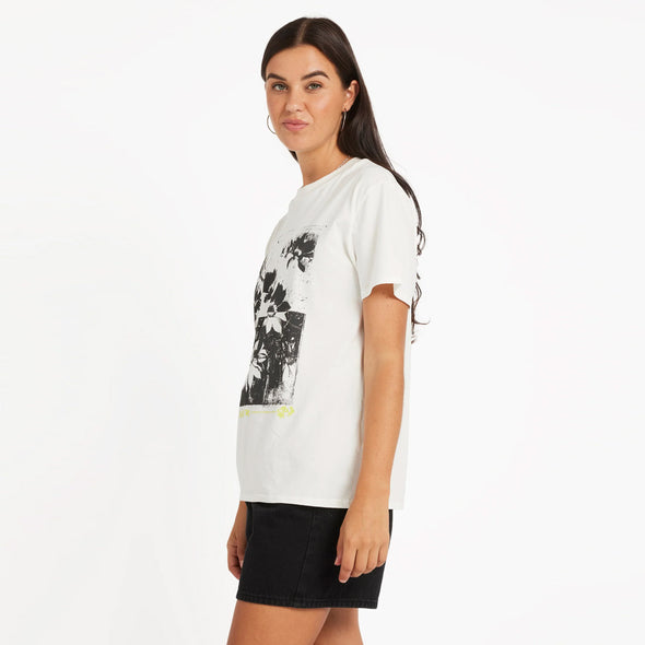 VOLCOM Women's Lock It Up Tee - Star White