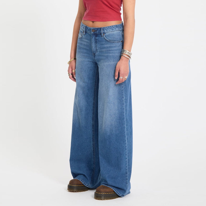 VOLCOM Women's Stoned Boyfriend Lowrise Jean - Worn Light Blue