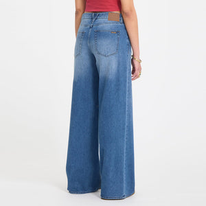 VOLCOM Women's Stoned Boyfriend Lowrise Jean - Worn Light Blue