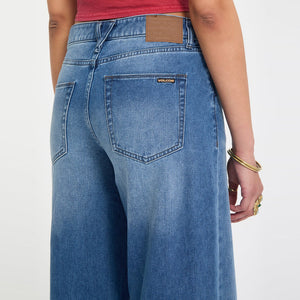 VOLCOM Women's Stoned Boyfriend Lowrise Jean - Worn Light Blue